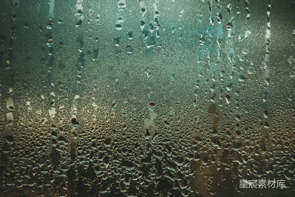 高清摄影 暗背景上滴落的雨珠