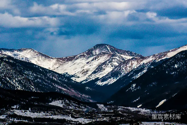 高清摄影 雪山下的宁静山谷