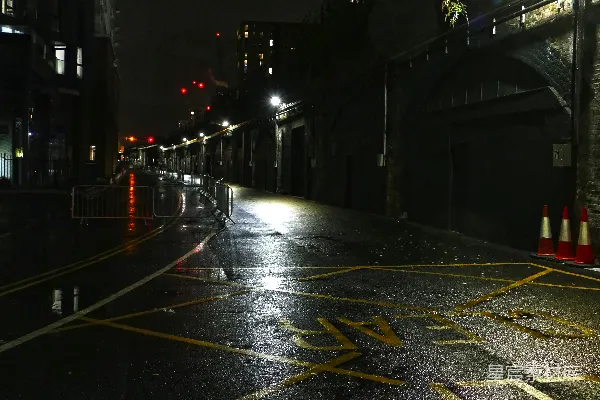 高清摄影 雨夜街道的孤独一隅