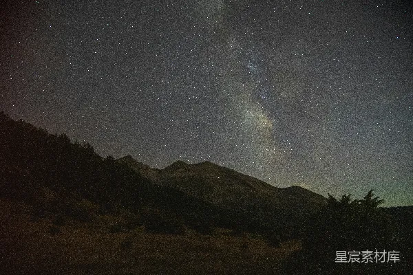 高清摄影 夜空下的山脉与银河