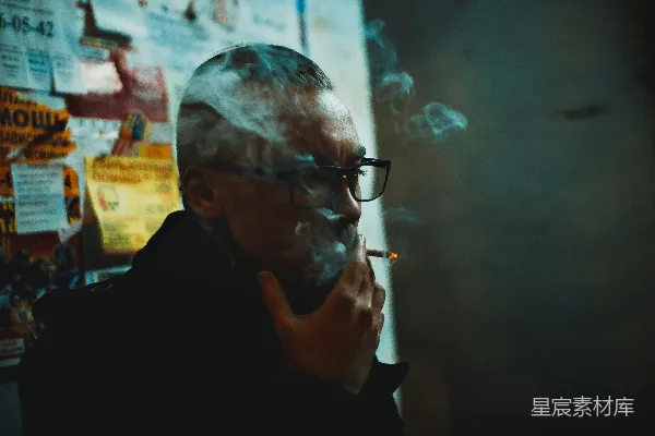 高清摄影 烟雾缭绕的思考者