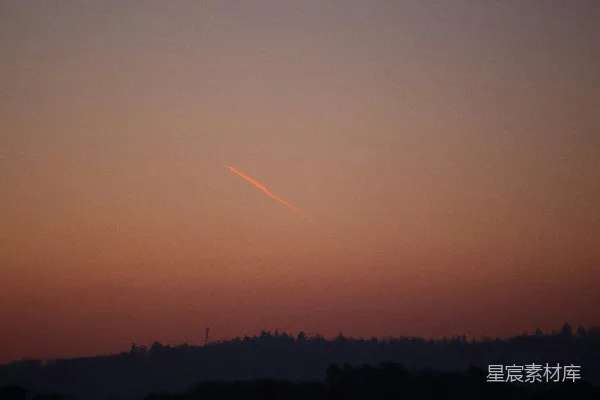 高清摄影 夕阳下的飞机尾迹