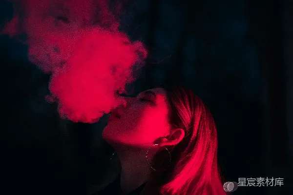 高清摄影 霓虹下的烟雾与呼吸