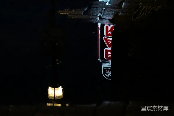 高清摄影 夜晚的街灯与倒影