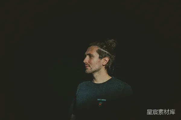 高清摄影 深邃思考的男性肖像