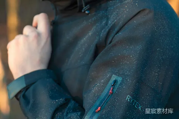 高清摄影 户外运动防风雨衣
