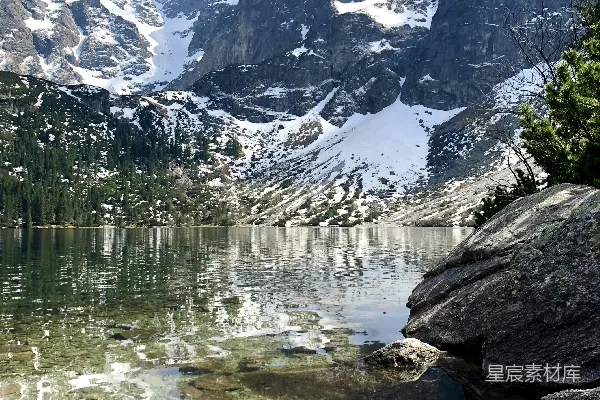 高清摄影 白天湖畔雪覆盖的山峰