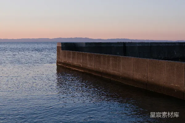 高清摄影 夕阳下的混凝土防波堤