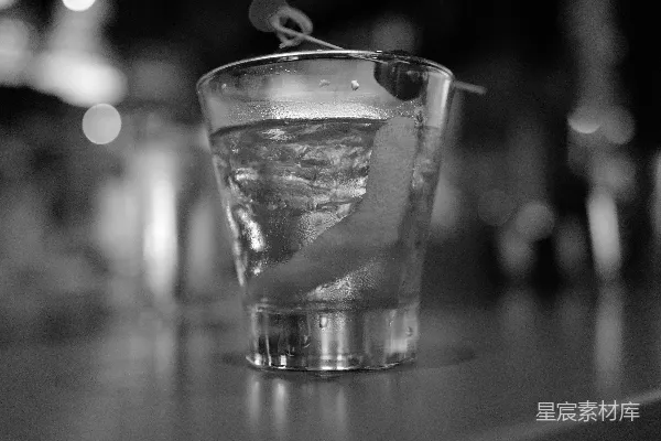 高清摄影 夜色中的水杯