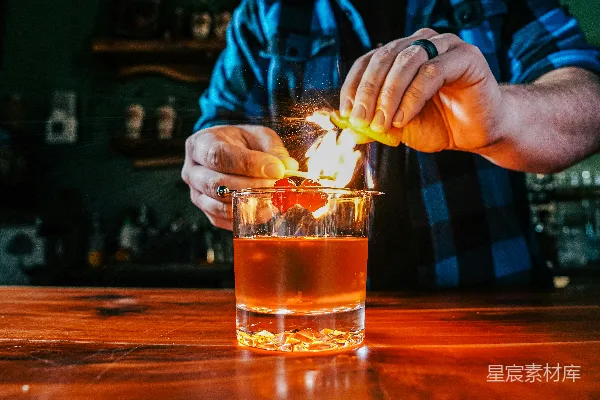 高清摄影 调酒师点燃柠檬，制作鸡尾酒