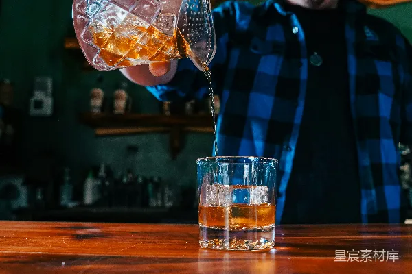 高清摄影 调酒师在酒吧准备鸡尾酒