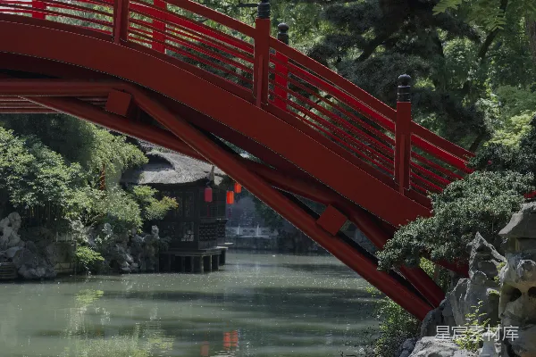 高清摄影 红色拱桥与宁静湖泊