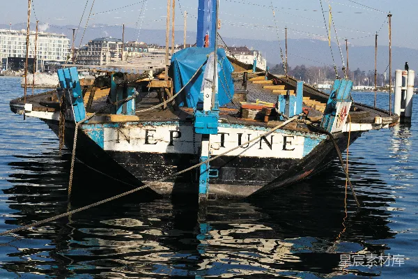 高清摄影 静谧湖畔的古老帆船