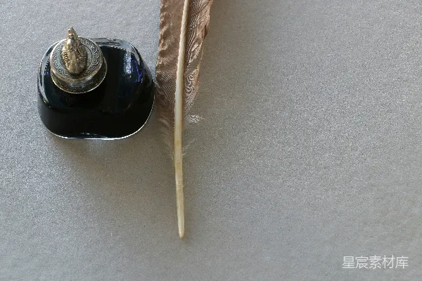 高清摄影 羽毛与墨水瓶的静谧配对