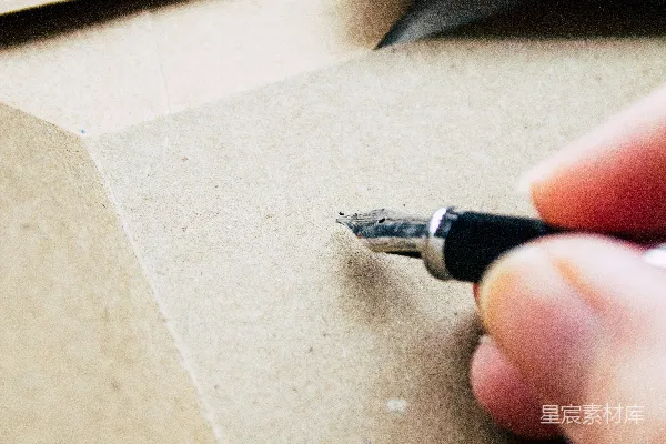 高清摄影 手握钢笔雕刻