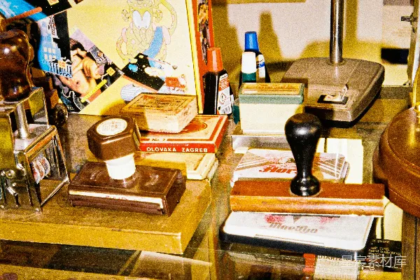 高清摄影 复古办公桌上的印章与文具
