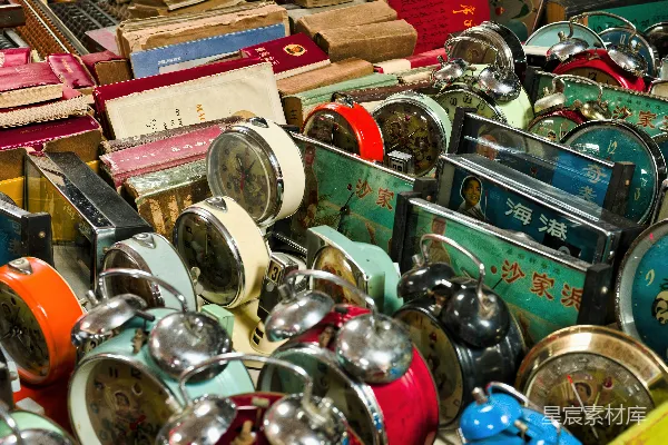 高清摄影 旧时钟与红色书籍的复古陈列