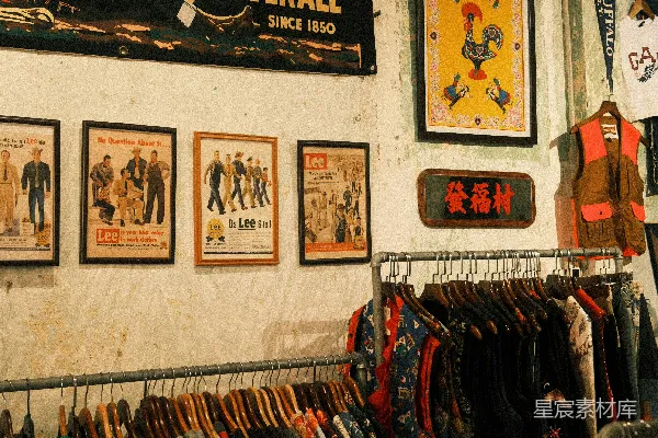 高清摄影 复古服装店的陈列墙