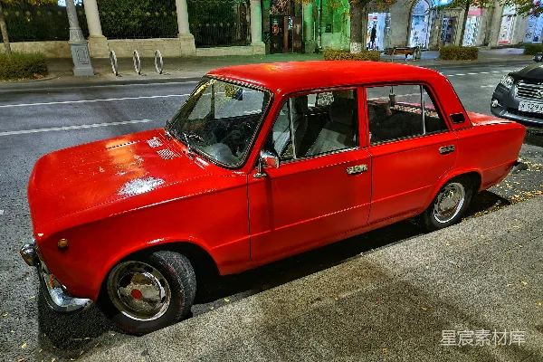 高清摄影 夜色中的经典红色轿车