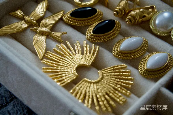 高清摄影 金色珠宝的精致展示