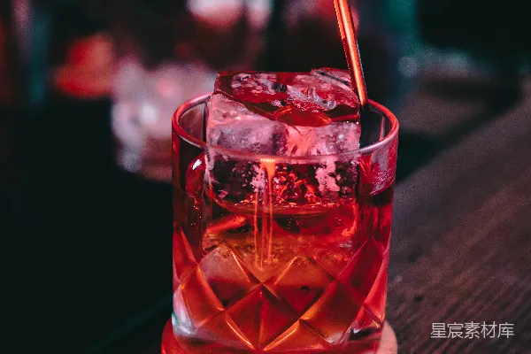 高清摄影 酒吧调酒师调制的红色鸡尾酒