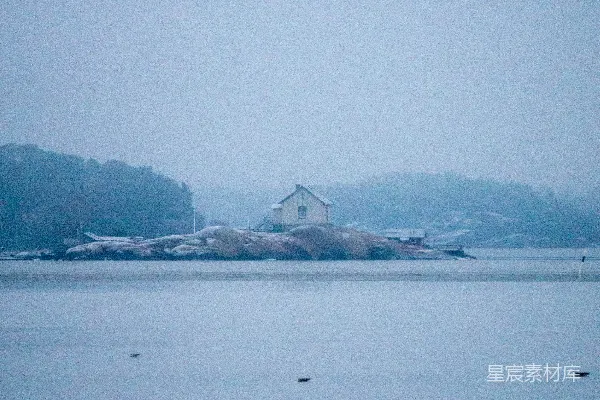 高清摄影 晨雾中的孤岛小屋