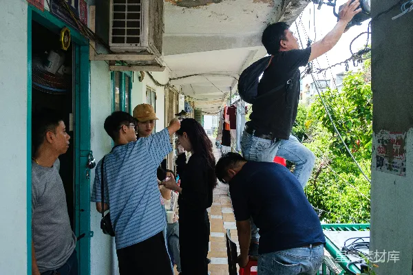 高清摄影 拍摄团队在老旧建筑外拍摄