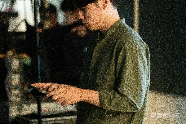 高清摄影 专注的夜景人像