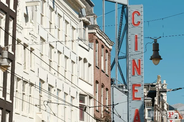 高清摄影 Cineac电影院招牌下的城市街景