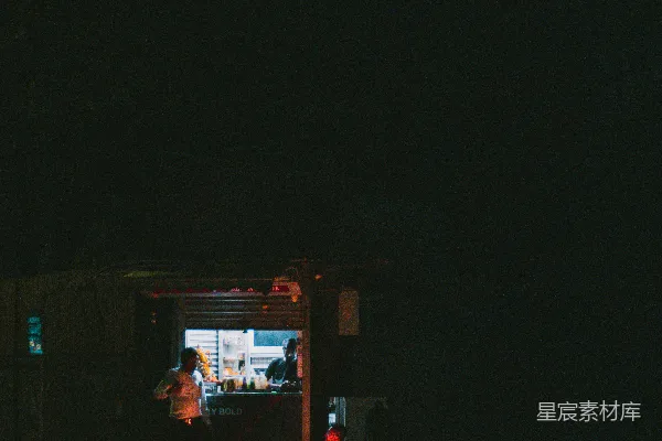 高清摄影 夜市摊位上的温暖火光