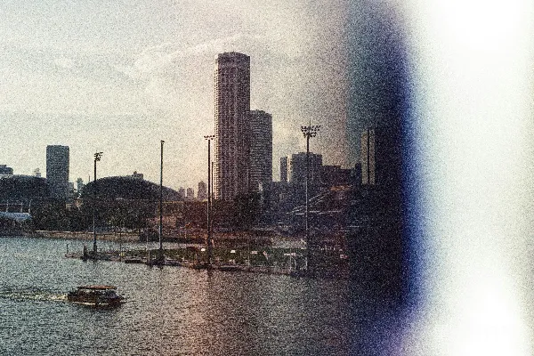 高清摄影 城市天际线与河流上的渡船