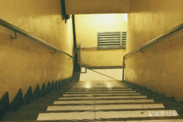 高清摄影 楼梯下的光