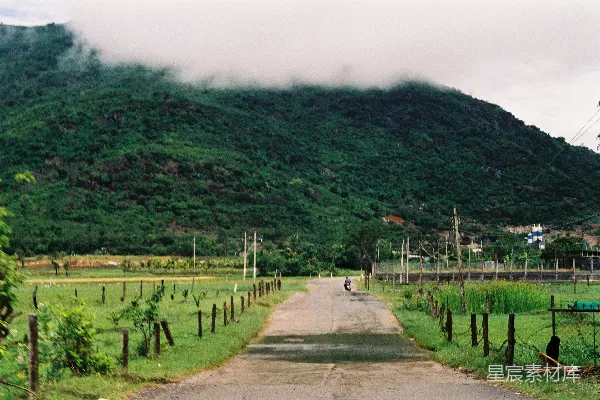 高清摄影 山间小路与雾气