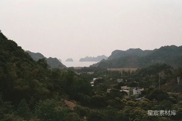 高清摄影 雾蒙蒙的山谷与远处的海景