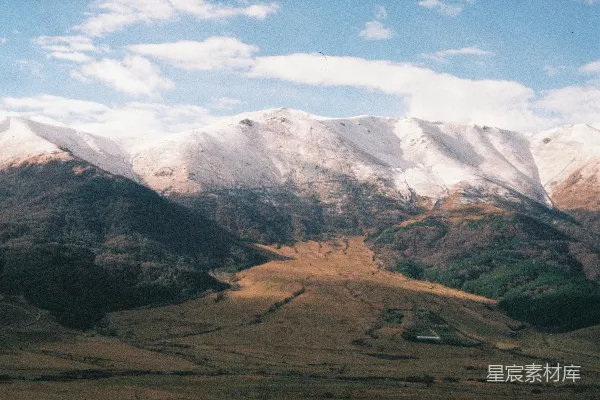 高清摄影 雪山下的宁静山谷