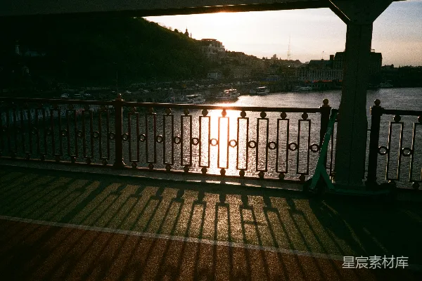 高清摄影 桥上夕阳下的城市剪影