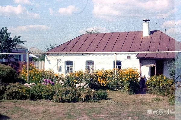 高清摄影 乡村花园中的白色小屋