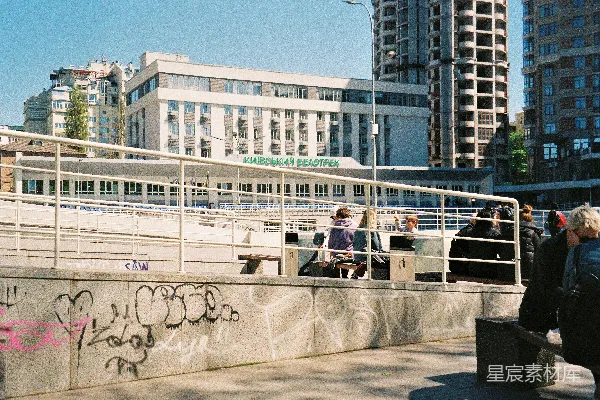 高清摄影 城市河边的休闲场景