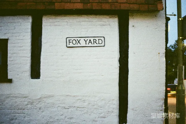 高清摄影 FOX YARD的白墙与黑木框