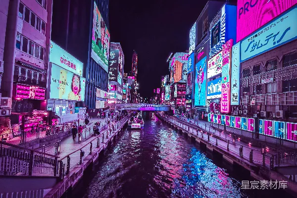 高清摄影 高楼之间夜间流淌的河流