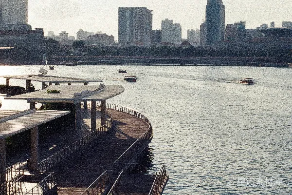 高清摄影 城市河流边的宁静时光