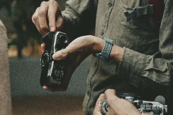 高清摄影 手持复古相机的旅行者