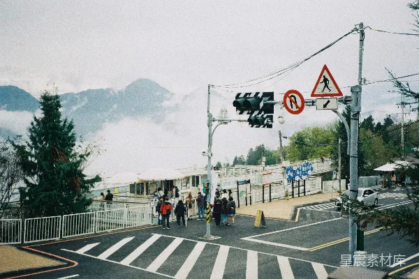 高清摄影 山间云雾中的交通路口