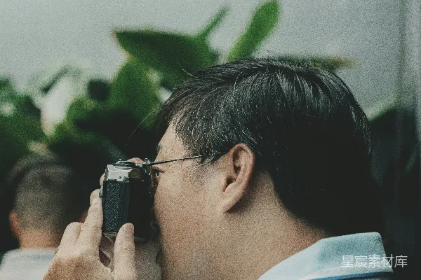 高清摄影 专注的摄影师