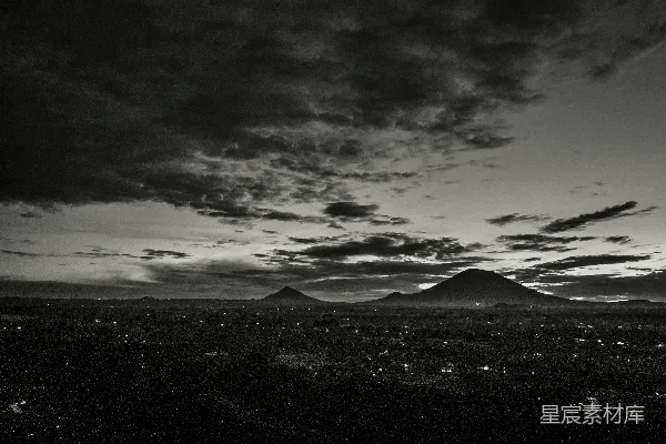 高清摄影 黑白色调的山川夜景