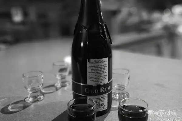 高清摄影 旧酒时光：古龙酒与小酒杯的静谧时刻