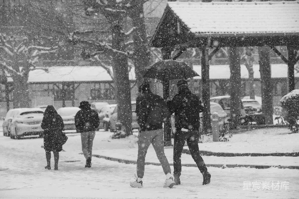 高清摄影 冬日雪景中的行人