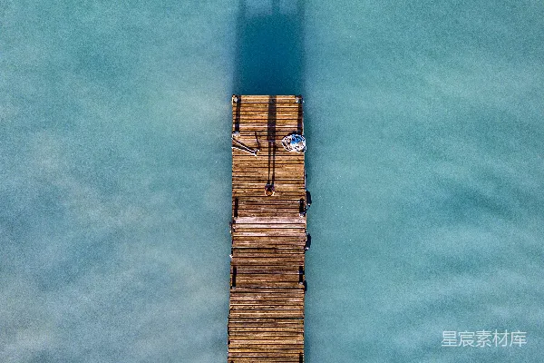 高清摄影 湖中木桥的俯瞰