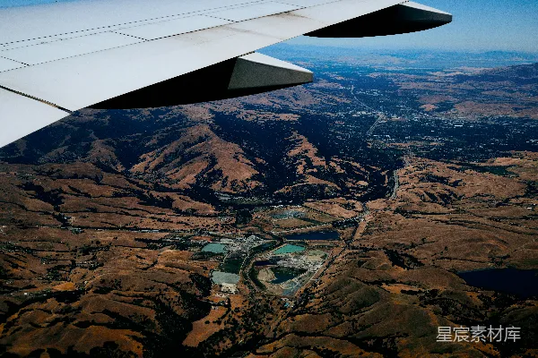 高清摄影 空中俯瞰山丘与城市