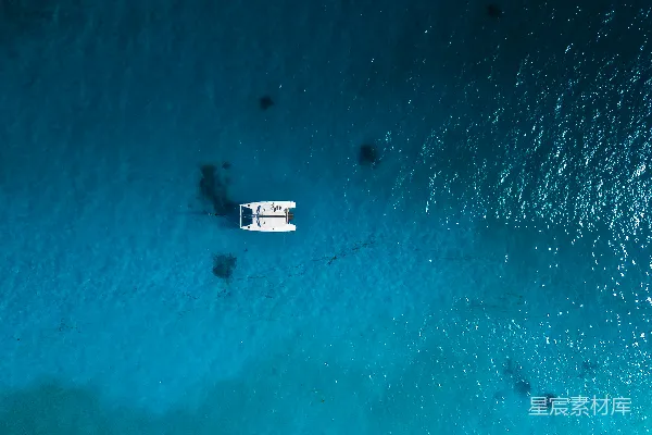 高清摄影 宁静的海上孤舟